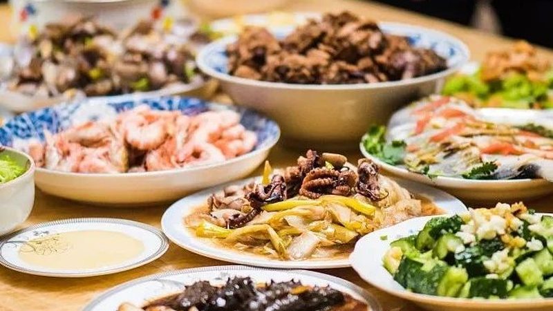 酸汤火锅与番茄锅底：一场火锅底料的味觉对决
